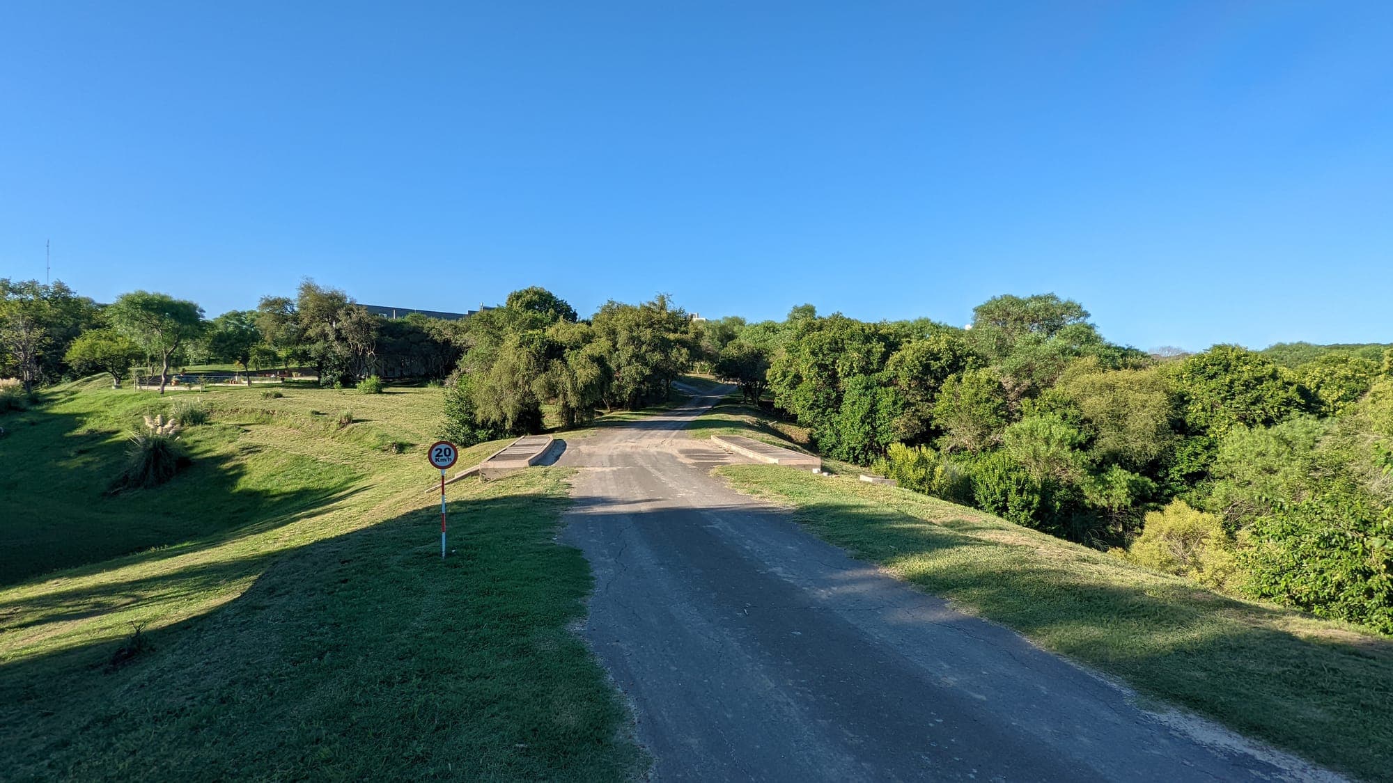 Camino de acceso a Puerto Barrancas, cerca de Paraná